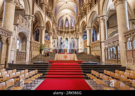 Canterbury, UK-20. Mai 2023: Hauptaltar der Kathedrale von Canterbury in Canterbury, Kent. Eine der ältesten und berühmten christlichen Kirchen in Großbritannien. Es Ist Archbi Stockfoto