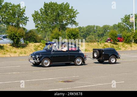 Waltershausen, Deutschland - 10. Juni 2023: Fiat-Giannini 500 TVL fährt mit einem Anhänger die Straße einer deutschen Stadt hinunter. Stockfoto