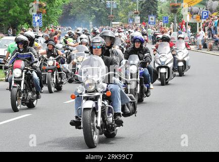 Bildnummer: 54154617 Datum: 19.06.2010 Copyright: imago/Xinhua (100619) -- BUDAPEST, 19. Juni 2010 (Xinhua) -- Motorradfahrer paraden während des größten jährlichen Motorradfestivals in Mitteleuropa, dem 11. Internationalen Harley-Davidson-Festival in Alsoors, etwa 120 km südwestlich der Hauptstadt Budapest, Ungarn, 19. Juni 2010. (Xinhua/Dani Dorko) (3)HUNGARY-ALSOORS-HARLEY-DAVIDSON FESTIVAL PUBLICATIONxNOTxINxCHN Gesellschaft kbdig xkg 2010 quer o0 Motorrad, Motorradfestival Bildnummer 54154617 Datum 19 06 2010 Copyright Imago XINHUA Budapest 19. Juni 2010 XINHUA Motorradfahrer Parad Stockfoto