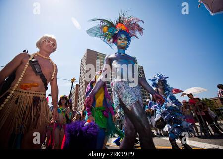 Bildnummer: 54155876  Datum: 19.06.2010  Copyright: imago/Xinhua (100620) -- NEW YORK, June 20, 2010 (Xinhua) -- Costumed participants march in the annual Mermaid Parade in Coney Island, New York, the United States, June 19, 2010. The Mermaid Parade, characterized by participants dressed in hand-made costumes as Mermaids and various sea creatures, celebrates the sand, the sea, the salt air and the beginning of summer. (Xinhua/Zhu Wei) (wjd) (13)US-NEW YORK-MERMAID PARADE PUBLICATIONxNOTxINxCHN Gesellschaft kbdig xkg 2010 quer o0 Meerjungfrau Teilnehmer    Bildnummer 54155876 Date 19 06 2010 Co Stock Photo