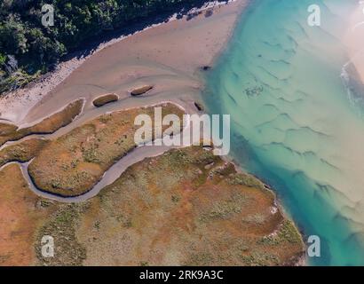 Abstrakte Luftaufnahme der Mündung und Mündung des Gonubie River. Stockfoto