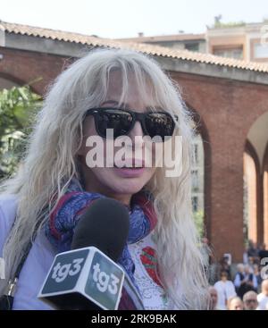 Mailand, . August 2023. Sängerin Ivana Spagna interviewt eine Legende des italienischen Liedes bei der Beerdigung ihres großen Freundes Toto Cutugno. Quelle: Unabhängige Fotoagentur/Alamy Live News Stockfoto