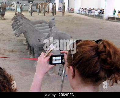 Bildnummer: 54162462 Datum: 22.06.2010 Copyright: imago/Xinhua (100622) -- Xi an, 22. Juni 2010 (Xinhua) -- ein Tourist macht Fotos von den gefundenen Terrakotta-Kriegern und Pferden in der Grube Nr. 1 des Museums der Qin Shihuang Terrakotta-Krieger und Pferde in Xi an, der Hauptstadt der nordwestchinesischen Provinz Shaanxi, am 22. Juni 2010. Die Zahl der Touristen erreichte in letzter Zeit 10.000 pro Tag, was im Vergleich zum Vorjahreszeitraum um rund 24 Prozent zunahm, obwohl die Hitzewelle kürzlich über Xi an fegte. (Xinhua/Jiao Weiping) (lyi) (1)CHINA-SHAANXI-TERRAKOTTA KRIEGER UND PFERDE MUSEUM-TOURISTEN ( Stockfoto