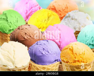 Verschiedene Eissorten in Waffelkonen Stockfoto