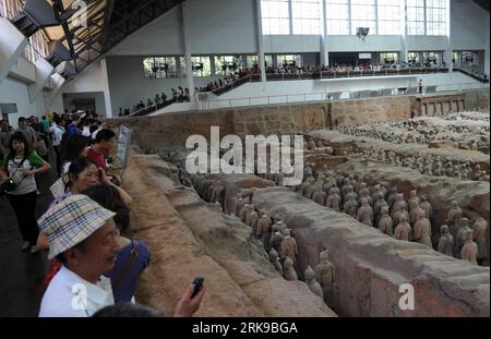 Bildnummer: 54162463  Datum: 22.06.2010  Copyright: imago/Xinhua (100622) -- Xi an, June 22, 2010 (Xinhua) -- Tourists take a look at the unearthed terracotta warriors at No 1 pit of the Museum of Qin Shihuang Terracotta Warriors and Horses in Xi an, capital of northwest China s Shaanxi Province, June 22, 2010. The number of tourists reached 10,000 per day recently, which increased about 24 percent comparing with the same period last year, although the heat wave swept over Xi an recently. (Xinhua/Jiao Weiping) (lyi) (4)CHINA-SHAANXI-TERRACOTTA WARRIORS AND HORSES MUSEUM-TOURISTS (CN) PUBLICATI Stock Photo