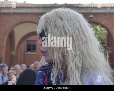 Mailand, . August 2023. Sängerin Ivana Spagna interviewt eine Legende des italienischen Liedes bei der Beerdigung ihres großen Freundes Toto Cutugno. Quelle: Unabhängige Fotoagentur/Alamy Live News Stockfoto