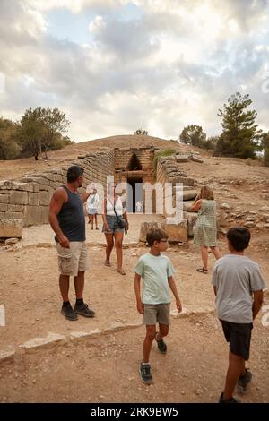 Tourist am Eingang zum Schatzamt von Atreus, Mykene, Griechenland Stockfoto