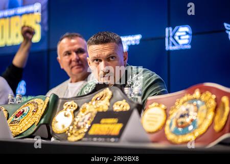 Breslau, Polen. August 2023. Oleksandr Usyk während der Pressekonferenz vor dem Boxkampf um WBA, WBO, IBF und IBO gürtet sich zwischen Oleksandr Usyk (UKR) und Daniel Dubois (GBR) in Breslau, Polen, 24. August 2023.(Foto: Mateusz Porzucek/PressFocus/SIPA USA) Credit: SIPA USA/Alamy Live News Stockfoto