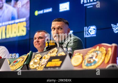 Breslau, Polen. August 2023. Oleksandr Usyk während der Pressekonferenz vor dem Boxkampf um WBA, WBO, IBF und IBO gürtet sich zwischen Oleksandr Usyk (UKR) und Daniel Dubois (GBR) in Breslau, Polen, 24. August 2023.(Foto: Mateusz Porzucek/PressFocus/SIPA USA) Credit: SIPA USA/Alamy Live News Stockfoto