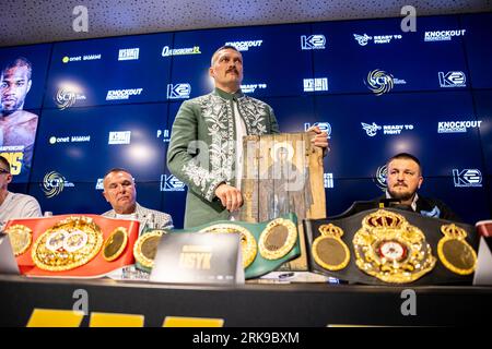 Breslau, Polen. August 2023. Oleksandr Usyk während der Pressekonferenz vor dem Boxkampf um WBA, WBO, IBF und IBO gürtet sich zwischen Oleksandr Usyk (UKR) und Daniel Dubois (GBR) in Breslau, Polen, 24. August 2023.(Foto: Mateusz Porzucek/PressFocus/SIPA USA) Credit: SIPA USA/Alamy Live News Stockfoto