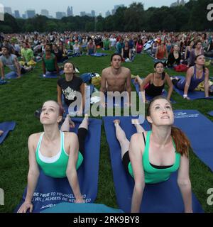 Bildnummer: 54164337 Datum: 22.06.2010 Copyright: imago/Xinhua (100623) -- NEW YORK, 23. Juni 2010 (Xinhua) -- Yoga-Enthusiasten üben Yoga während einer Yoga-Massenveranstaltung im Central Park in New York, 22. Juni 2010. Ein Regenguss unterbrach die Aktivität, aber nicht die Begeisterung von Tausenden, die zur Veranstaltung kamen. (Xinhua/Wu Kaixiang) (zhs) (4)U.S.-NEW YORK-YOGA PUBLICATIONxNOTxINxCHN Gesellschaft Kultur kbdig xdp Premiere xint 2010 quadrat Masse Fitness Körperkultur Körperkult Bildnummer 54164337 Datum 22 06 2010 Copyright Imago XINHUA New York 23. Juni 2010 XINHUA Yoga Enthusiasten üben Yoga durin Stockfoto
