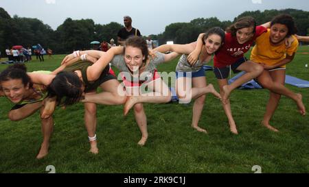 Bildnummer: 54164340  Datum: 22.06.2010  Copyright: imago/Xinhua (100623) -- NEW YORK, June 23, 2010 (Xinhua) -- Yoga enthusiasts practise yoga during a mass yoga event at Central Park in New York June 22, 2010. A downpour cut off the activity but not the enthusiasm of thousands of coming to the event. (Xinhua/Wu Kaixiang) (zhs) (5)U.S.-NEW YORK-YOGA PUBLICATIONxNOTxINxCHN Gesellschaft Kultur  kbdig xdp premiumd xint 2010 quer  Masse Fitness Körperkultur Körperkult    Bildnummer 54164340 Date 22 06 2010 Copyright Imago XINHUA  New York June 23 2010 XINHUA Yoga enthusiasts practice Yoga during Stockfoto