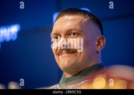 Breslau, Polen. August 2023. Oleksandr Usyk während der Pressekonferenz vor dem Boxkampf um WBA, WBO, IBF und IBO gürtet sich zwischen Oleksandr Usyk (UKR) und Daniel Dubois (GBR) in Breslau, Polen, 24. August 2023.(Foto: Mateusz Porzucek/PressFocus/SIPA USA) Credit: SIPA USA/Alamy Live News Stockfoto