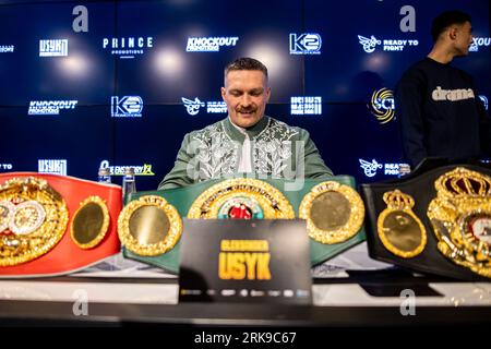 Breslau, Polen. August 2023. Oleksandr Usyk während der Pressekonferenz vor dem Boxkampf um WBA, WBO, IBF und IBO gürtet sich zwischen Oleksandr Usyk (UKR) und Daniel Dubois (GBR) in Breslau, Polen, 24. August 2023.(Foto: Mateusz Porzucek/PressFocus/SIPA USA) Credit: SIPA USA/Alamy Live News Stockfoto