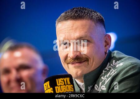 Breslau, Polen. August 2023. Oleksandr Usyk während der Pressekonferenz vor dem Boxkampf um WBA, WBO, IBF und IBO gürtet sich zwischen Oleksandr Usyk (UKR) und Daniel Dubois (GBR) in Breslau, Polen, 24. August 2023.(Foto: Mateusz Porzucek/PressFocus/SIPA USA) Credit: SIPA USA/Alamy Live News Stockfoto