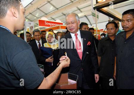 Bildnummer: 54166184 Datum: 23.06.2010 Copyright: imago/Xinhua (100623) -- KUALA LUMPUR, 23. Juni 2010 (Xinhua) -- der malaysische Premierminister Najib tun Razak (C) wird bei der Eröffnungszeremonie des 7. Internationalen HALAL Showcase in Kuala Lumpur am 23. Juni 2010 muslimisches Essen probieren. Der fünftägige HALAL-Showcase zog etwa 660 Unternehmen aus Malaysia und anderen Ländern und Regionen an. (Xinhua/Chong Voon Chung) (dyw) (1)MALAYSIA-KUALA LUMPUR-HALAL SHOWCASE PUBLICATIONxNOTxINxCHN Wirtschaft Messe kbdig xub 2010 quer o0 People Politik 54166184 Datum 23 06 2010 Copyright Imago XINHUA Kual Stockfoto