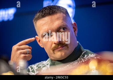 Breslau, Polen. August 2023. Oleksandr Usyk während der Pressekonferenz vor dem Boxkampf um WBA, WBO, IBF und IBO gürtet sich zwischen Oleksandr Usyk (UKR) und Daniel Dubois (GBR) in Breslau, Polen, 24. August 2023.(Foto: Mateusz Porzucek/PressFocus/SIPA USA) Credit: SIPA USA/Alamy Live News Stockfoto