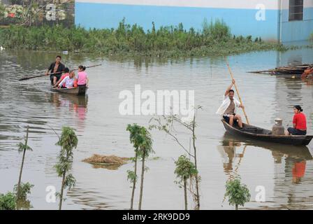 Bildnummer: 54175177  Datum: 25.06.2010  Copyright: imago/Xinhua (100625) -- FUZHOU (JIANGXI), June 25, 2010 (Xinhua) -- Residents row boats in the flood water in Luozhen Township of Fuzhou City, east China s Jiangxi Province, on June 25, 2010. Due to heavy rainfall on June 24-25, the water level inside the bank of the Changkai section of the Fuhe River rose to 35.86 meters, 0.62 meters higher than the lowest water level on June 24, inundating Luozhen Township the second time. (Xinhua/Jin Liangkuai) (lr) (2)CHINA-JIANGXI-LUOZHEN TOWNSHIP-INUNDATING-SECOND TIME (CN) PUBLICATIONxNOTxINxCHN Gesel Stock Photo