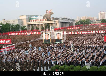 Bildnummer: 54175223 Datum: 25.06.2010 Copyright: imago/Xinhua (100625) -- PJÖNGJANG, 25. Juni 2010 (Xinhua) -- Teilnahme an einer Anti-US-Kundgebung auf dem Kim-Il-Sung-Platz in Pjöngjang, Hauptstadt der Demokratischen Volksrepublik Korea (DVRK), 25. Juni 2010. Mehr als 100.000 Zivilisten und Soldaten nahmen am Freitag an der Anti-US-Kundgebung in Pjöngjang Teil, um den 60. Jahrestag des Koreakrieges 1950-53 zu begehen. (Xinhua/Gao Haorong) (wh) DVRK-PJÖNGJANG-ANTI-US RALLY PUBLICATIONxNOTxINxCHN People Politik kbdig xcb 2010 quer o0 Menschenmassen Bildnummer 54175223 Datum 25 06 2010 Copyright Imago XINHUA Stockfoto