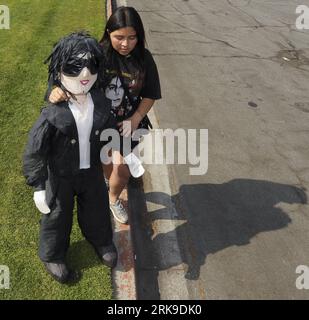 Bildnummer: 54176730  Datum: 25.06.2010  Copyright: imago/Xinhua (100625) -- LOS ANGELES, June 25, 2010 (Xinhua) -- A fan walks out after paying tribute to the late pop star Michael Jackson a year after his death at his grave site at Forest Lawn Memorial Parks and Mortuaries in Glendale, California, the United States, June 25, 2010. Fans around the globe on Friday held various activities to mourn for the late pop star Michael Jackson on the first anniversary of his death. (Xinhua/Qi Heng) (7)US-LOS ANGELES-MICHAEL JACKSON-ANNIVERSARY PUBLICATIONxNOTxINxCHN People Kultur Entertainment Musik Tod Stock Photo