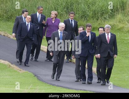 Bildnummer: 54176761  Datum: 25.06.2010  Copyright: imago/Xinhua (100625) -- HUNTSVILLE, June 25, 2010 (Xinhua) -- Canadian Prime Minister Stephen Harper (front R) is flanked by G-8 leaders as they stroll down a path on their way to pose for the leaders group photo at the G-8 Summit in Huntsville, Ontario, on June 25, 2010. Clockwise on the rear row are: European Commission President Jose Manuel Barroso, Italian President Silvio Berlusconi, U.S. President Barack Obama, German Chancellor Anglea Merkel and French President Nicolas Sarkozy. Clockwise on the front row are European Council Presiden Stock Photo