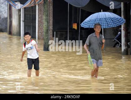 Bildnummer: 54179175 Datum: 26.06.2010 Copyright: imago/Xinhua (100626) -- HUILAI, 26. Juni 2010 (Xinhua) -- Anwohner waten im Huilai County in der südchinesischen Provinz Guangdong am 26. Juni 2010. Seit dem frühen Freitag begannen starke Regenfälle in der Provinz Guangdong. (Xinhua/Chen Yehua) (nxl) CHINA-GUANGDONG-FLOOD (CN) PUBLICATIONxNOTxINxCHN Gesellschaft Wetter Hochwasser CHN Flut Unwetter kbdig xng 2010 quer Bildnummer 54179175 Datum 26 06 2010 Copyright Imago XINHUA Juni 26 2010 Anwohner von XINHUA Kalben durch Hochwasser in der Grafschaft Südchina S Guangd Stockfoto