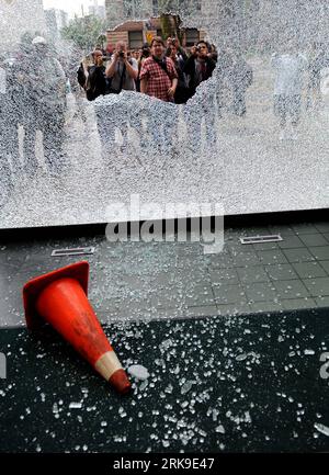 Bildnummer: 54179527  Datum: 26.06.2010  Copyright: imago/Xinhua (100626) -- TORONTO, June 26, 2010 (Xinhua) -- take photos of a window smashed by protestors in Toronto, Canada, June 26, 2010. More than 10,000 protesters walked on the streets of Toronto Saturday as part of a massive anti-G20 protest. (Xinhua/Shen Hong) (hdt) (1)CANADA-TORONTO-PROTEST PUBLICATIONxNOTxINxCHN Politik Proteste Krawalle G8 G20 G 8 20 Gipfel Weltwirtschaftsgipfel premiumd kbdig xkg 2010 hoch o0 Schäden, Zerstörung, Glas, Durchblick    Bildnummer 54179527 Date 26 06 2010 Copyright Imago XINHUA  Toronto June 26 2010 X Stock Photo