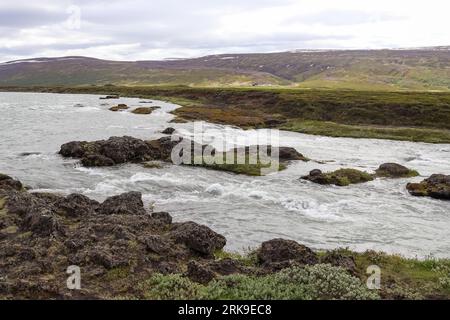 Fantastische Landschaft Mit Fließenden Flüssen Und Flussläufen Mit Felsen Und Gras In Island Stockfoto