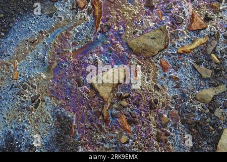 Farbenprächtiger Kraftstoff Und Öl Auf Asphalt, Der Eine Starke Umweltbelastung Zeigt Stockfoto