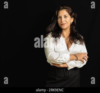 business latin woman in white shirt and black background Stockfoto