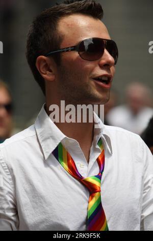 Bildnummer: 54183871 Datum: 27.06.2010 Copyright: imago/Xinhua (100628) -- NEW YORK, 28. Juni 2010 (Xinhua) -- Ein Mann nimmt an der Pride Parade in Manhattan Borough in New York, USA, am 27. Juni 2010 Teil. (Xinhua/Wu Kaixiang)(axy) (3)US-NEW YORK-PRIDE PARADE PUBLICATIONxNOTxINxCHN Kultur Gesellschaft Gay Pride Parade USA Homosexualität kbdig xng 2010 Hochpremiumd xint Bildnummer 54183871 Datum 27 06 2010 Copyright Imago XINHUA New York Juni 28 2010 XINHUA A man nimmt an der Pride Parade in Manhattan Borough in New York, USA, Juni 27 2010, Teil XINHUA Wu Kaixian Stockfoto