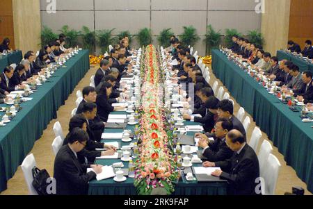 Bildnummer: 54187056  Datum: 29.06.2010  Copyright: imago/Xinhua (100629) -- CHONGQING, June 29, 2010 (Xinhua) -- Talks between Chen Yunlin, president of the mainland-based Association for Relations Across the Taiwan Straits (ARATS), and Chiang Pin-kung, chairman of the Taiwan-based Straits Exchange Foundation (SEF), are held in Chongqing Municipality, southwest China, June 29, 2010. They are expected to reach the long-awaited economic pact and an agreement on the protection of intellectual property rights during their talks here on Tuesday. (Xinhua/Chen Cheng) (wjd) (4)CHINA-CHONGQING-MAINLAN Stock Photo