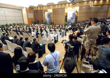 Bildnummer: 54187055 Datum: 29.06.2010 Copyright: imago/Xinhua (100629) -- CHONGQING, 29. Juni 2010 (Xinhua) -- Gespräche zwischen Chen Yunlin, Präsident der auf dem Festland ansässigen Association for Relations Across the Taiwan Straits (ARATS), und Chiang Pin-Kung, Vorsitzender der Straits Exchange Foundation mit Sitz in Taiwan (SEF), finden am 29. Juni 2010 in der Gemeinde Chongqing im Südwesten Chinas statt. Es wird erwartet, dass sie bei ihren Gesprächen hier am Dienstag den lang erwarteten Wirtschaftspakt und eine Vereinbarung über den Schutz der Rechte des geistigen Eigentums erreichen. (Xinhua/Chen Cheng) (wjd) (3)CHINA-CHONGQING-MAINLAN Stockfoto