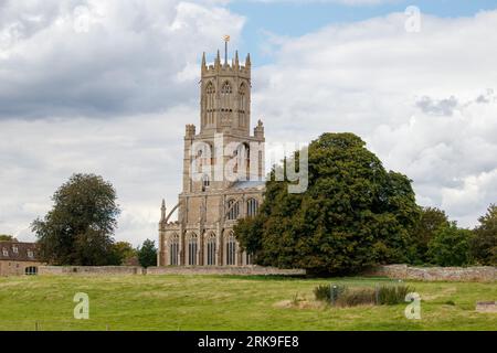 Die Church of St Mary and All Saints, Fotheringhay ist eine Pfarrkirche in der Church of England in Fotheringhay, Northamptonshire. Es ist bekannt dafür, dass es ein Mausoleum für führende Mitglieder der Yorkistischen Dynastie der Rosenkriege enthält. Stockfoto