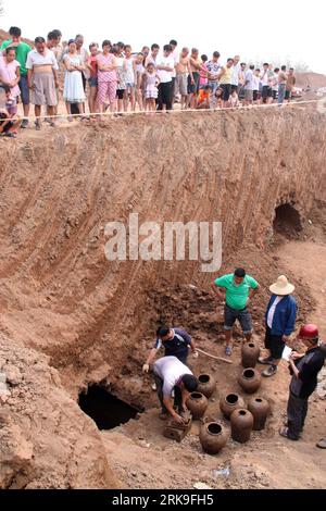 Bildnummer: 54189254 Datum: 26.06.2010 Copyright: imago/Xinhua (100629) -- JIAOZUO, 29. Juni 2010 (Xinhua) -- einige archäologische Arbeiter entlarven die Reliquien von einem der beiden neu ausgegrabenen Gräber aus der östlichen Han-Dynastie (25-220 n. Chr.) auf der Ausgrabungsstätte in der Stadt Jiaozuo in der zentralchinesischen Provinz Henan, 26. Juni 2010. Ein siebenstöckiges Lagergebäude mit bemalten Töpferfugen, zusammen mit etwa 70 Keramikstücken als Grabbeigaben, wurde in einer dreitägigen Schutzgrabung zerlegt. (Xinhua/Cheng Quan) (px) (5)CHINA-HENAN-ARCHÄOLOGISCHE AUSGRABUNG-BEGRÄBNIS-OST-HH Stockfoto