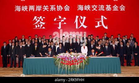 100629 -- CHONGQING, 29. Juni 2010 Xinhua -- Chen Yunlin 2nd R, Front, Präsident der auf dem Festland ansässigen Association for Relations across the Taiwan Straits ARATS, nimmt an der Unterzeichnungszeremonie des lang erwarteten Rahmenabkommens über wirtschaftliche Zusammenarbeit ECFA mit Chiang Pin-Kung 2nd L Front Teil, Vorsitzender der Straits Exchange Foundation SEF mit Sitz in Taiwan, Gemeinde Chongqing, Südwestchina, 29. Juni 2010. Xinhua/Chen Jianli wjd 2WINA-CHONGQING-FESTLAND-TAIWAN-ABKOMMEN CN PUBLICATIONxNOTxINxCHN Stockfoto