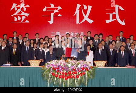 100629 -- CHONGQING, 29. Juni 2010 Xinhua -- Chen Yunlin R Front, Präsident der auf dem Festland ansässigen Association for Relations Across the Taiwan Straits ARATS, nimmt an der Unterzeichnungszeremonie des lang erwarteten Rahmenabkommens über wirtschaftliche Zusammenarbeit ECFA mit Chiang Pin-Kung L Front, Vorsitzender der taiwanesischen Straits Exchange Foundation SEF, in der Gemeinde Chongqing im Südwesten Chinas, am 29. Juni 2010 Teil. Xinhua/Chen Jianli wjd 1WINA-CHONGQING-FESTLAND-TAIWAN-ABKOMMEN CN PUBLICATIONxNOTxINxCHN Stockfoto