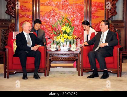 100630 -- BEIJIGN, 30. Juni 2010 Xinhua -- der chinesische Vize-Premier Wang Qishan 1st R trifft sich am 30. Juni 2010 in Peking, der Hauptstadt Chinas, mit Brent Scowcroft 1st L, der als nationaler Sicherheitsberater für die ehemaligen US-Präsidenten Gerald Ford und George H. W. Bush gedient hat. Xinhua/Zhang Duo nxl CHINA-BEIJING-WANG QISHAN-BRENT SCOWCROFT-MEETING CN PUBLICATIONxNOTxINxCHN Stockfoto