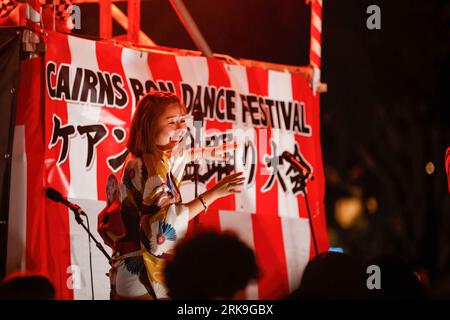 Mitglieder der Japanese Society of Cairns führen den traditionellen Bon Dance während des Japan Bon Dance Festivals an der Cairns Esplanade. Stockfoto