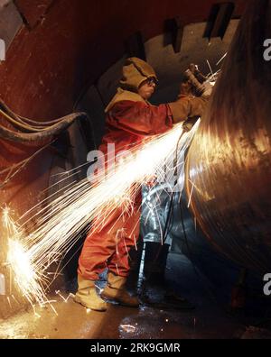 Bildnummer: 54195793  Datum: 01.07.2010  Copyright: imago/Xinhua (100701) -- JIUJIANG, July 1, 2010 (Xinhua) -- Workers solder the last pipeline inside the tunnel through the Yangtze River, at a construction site of China s second west-to-east gas pipeline, in Ruichang City, east China s Jiangxi Province, July 1, 2010. The 2,590-meter-long pipeline installation project of the tunnel was completed on Thursday, due to 40-day endeavor of 124 workers. (Xinhua/Zhang Yong)(mcg) (2)CHINA-JIANGXI-JIUJIANG-NATURAL GAS-PIPELINE INSTALLATION-COMPLETION (CN) PUBLICATIONxNOTxINxCHN Gesellschaft Arbeitswelt Stock Photo