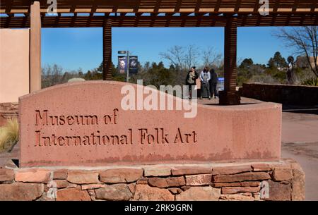 Der Eintritt zum Museum of International Folk Art in Santa Fe, New Mexico. Stockfoto