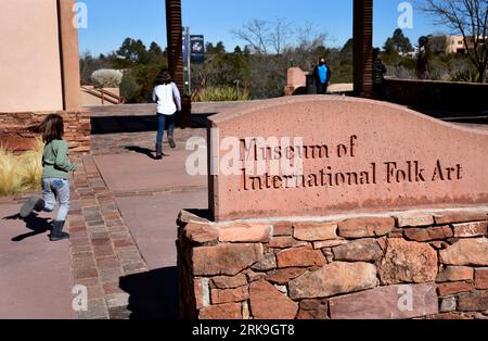 Der Eintritt zum Museum of International Folk Art in Santa Fe, New Mexico. Stockfoto