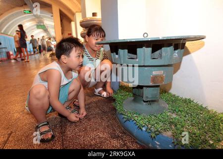 Bildnummer: 54195815  Datum: 01.07.2010  Copyright: imago/Xinhua (100701) -- HEFEI, July 1, 2010 (Xinhua) -- Children view the aerial defence equipment and enjoy the coolness at an air-raid shelter in Hefei, capital of east China s Anhui Province, July 1, 2010. Two air-raid shelters of the city were opened to the public to hide from the heat for free on Thursday. (Xinhua/Ma Qibing)(mcg) (3)CHINA-HEFEI-AIR-RAID SHELTER-OPEN (CN) PUBLICATIONxNOTxINxCHN Gesellschaft Hitze Luftschutzbunker abkühlen Hitzewelle kbdig xdp 2010 quer o0 Kinder    Bildnummer 54195815 Date 01 07 2010 Copyright Imago XINH Stock Photo