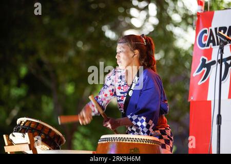 Cairns, Australien. August 2023. Ein Schlagzeuger tritt während des Japan Bon Dance Festivals auf der Cairns Esplanade auf, das von der Japanese Society of Cairns organisiert wird. (Foto: Joshua Prieto/SOPA Images/SIPA USA) Credit: SIPA USA/Alamy Live News Stockfoto