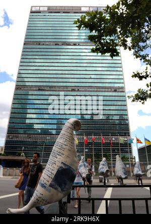 Bildnummer: 54197242  Datum: 01.07.2010  Copyright: imago/Xinhua (100701) -- NEW YORK, July 1, 2010 (Xinhua) -- Peace doves perch on the rallings in Ralph Bunche Park opposite the UN Headquarters in New York, the United States, July 1, 2010. The sculptures resembling pigeons by artist Christy Hengst are made of porcelain with cobalt-blue images and messages about war and peace fired onto them. They have been displayed in Washington and elsewhere around the United States. (Xinhua/Shen Hong) (4)US-NEW YORK-BIRDS IN THE PARK-PUBLIC ART PUBLICATIONxNOTxINxCHN Gesellschaft Kunst kbdig xcb 2010 hoch Stock Photo