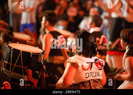 Cairns, Australien. August 2023. Ein Schlagzeuger tritt während des Japan Bon Dance Festivals auf der Cairns Esplanade auf, das von der Japanese Society of Cairns organisiert wird. (Foto: Joshua Prieto/SOPA Images/SIPA USA) Credit: SIPA USA/Alamy Live News Stockfoto