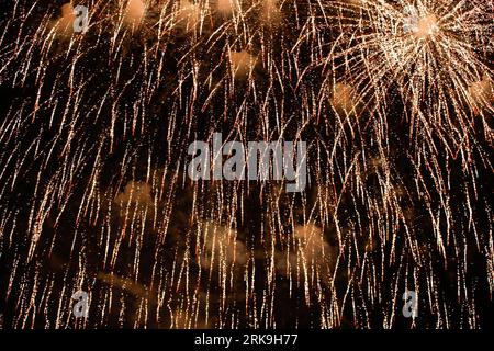 Cairns, Australien. August 2023. Das Feuerwerk beginnt am Höhepunkt des Japan Bon Dance Festivals an der Cairns Esplanade, das von der Japanese Society of Cairns organisiert wird. (Foto: Joshua Prieto/SOPA Images/SIPA USA) Credit: SIPA USA/Alamy Live News Stockfoto