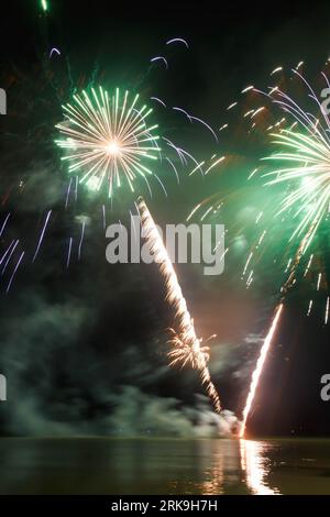 Cairns, Australien. August 2023. Das Feuerwerk beginnt am Höhepunkt des Japan Bon Dance Festivals an der Cairns Esplanade, das von der Japanese Society of Cairns organisiert wird. (Foto: Joshua Prieto/SOPA Images/SIPA USA) Credit: SIPA USA/Alamy Live News Stockfoto