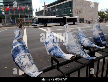 Bildnummer: 54197243  Datum: 01.07.2010  Copyright: imago/Xinhua (100701) -- NEW YORK, July 1, 2010 (Xinhua) -- Peace doves perch on the rallings in Ralph Bunche Park opposite the UN Headquarters in New York, the United States, July 1, 2010. The sculptures resembling pigeons by artist Christy Hengst are made of porcelain with cobalt-blue images and messages about war and peace fired onto them. They have been displayed in Washington and elsewhere around the United States. (Xinhua/Shen Hong) (1)US-NEW YORK-BIRDS IN THE PARK-PUBLIC ART PUBLICATIONxNOTxINxCHN Gesellschaft Kunst kbdig xcb 2010 quer Stock Photo