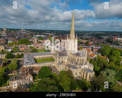 Kathedrale von Norwich aus der Vogelperspektive auf das Stadtzentrum und die Kathedrale an einem Sommertag. Drohnenansicht. Stockfoto